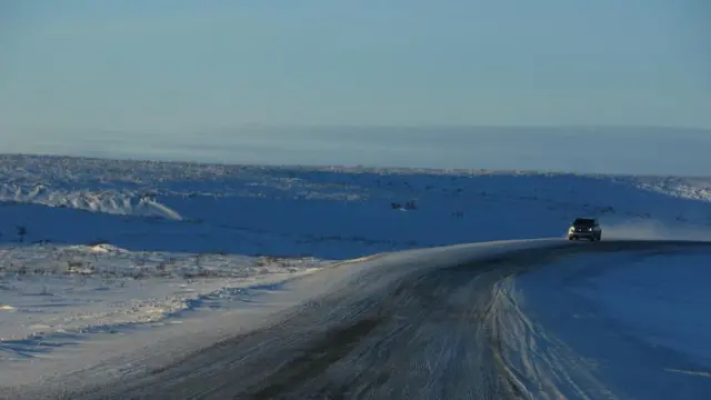 建設因紐維克-圖克托亞圖克公路耗時四年、耗資約15億人民幣（18億港幣）