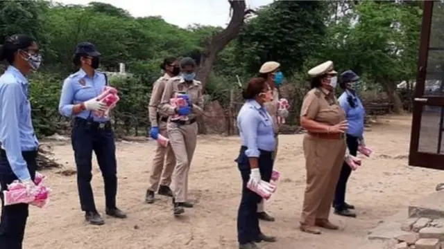 تقوم الشرطة بتوزيع الفوط الصحية في بعض المدن الهندية