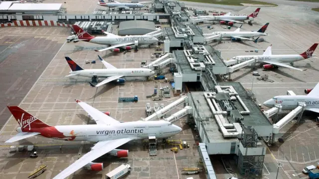 Если помогать управлять самолетами будут с земли, то сколько лайнеров такой специалист сможет контролировать одновременно?