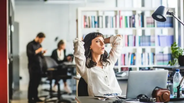 Mulher entediada no trabalho