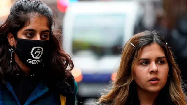 கொரோனா வைரஸ்: சீனாவில் இடிந்த விடுதி, மூடப்படும் தேவாலயங்கள், 1 லட்சம் பேர் பாதிப்பு - நீளும் துயரம்