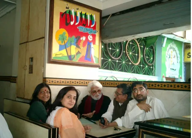 ચિત્રકાર અમિત અંબાલાલ અને અનિલ રેલિયા સાથે હુસૈન