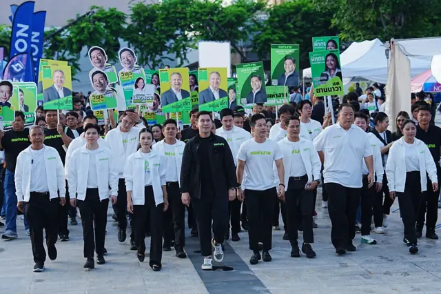 ทีมคนทำงาน นำโดย ดวงฤทธิ์ เบ็ญจาธิกุล ชัยรุ่งเรือง ส่งผู้สมัคร ส.ก. 30 คน