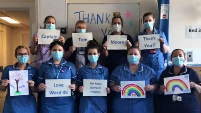 利物浦大学附属医院的护士向汤姆上尉表示感谢