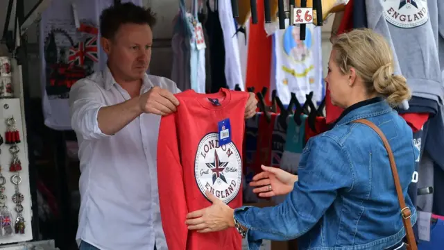 Vendedor callejero de camisetas con el logo de Londres
