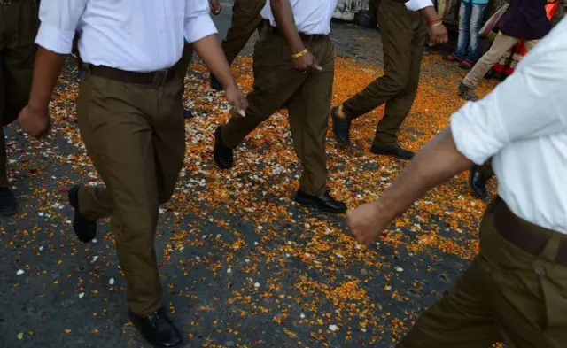 આરએસએસ પેન્ટના યુનિફોર્મમાં