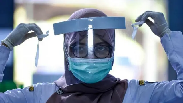 petugas medis di Banda Aceh Selasa (14/04).