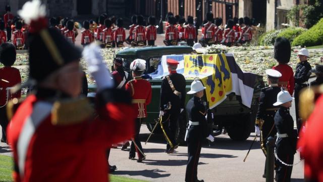 O carro funerário projetado pelo duque segue em direção à Capela de São Jorge durante uma procissão no Castelo de Windsor