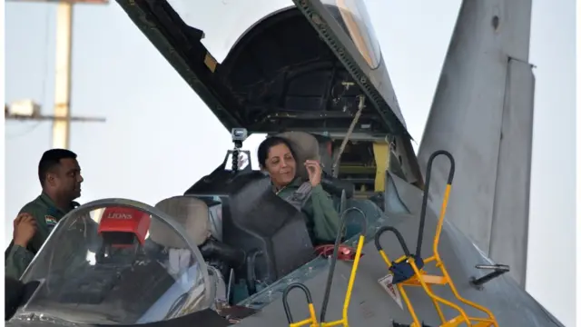 பாதுகாப்புத்துறை அமைச்சர் நிர்மலா சீதாராமன்