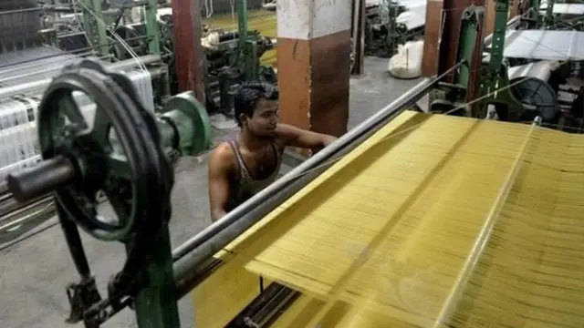 કામદાર કારખાનામાં કામ કરી રહ્યો છે.