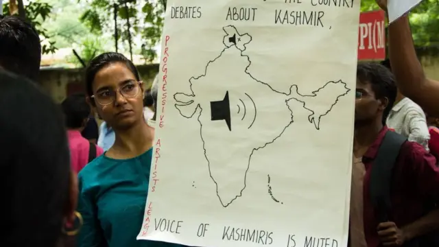 কাশ্মীরীদের সঙ্গে একাত্মতা দেখাতে দিল্লিতে বিক্ষোভ হয়েছে বুধবার।