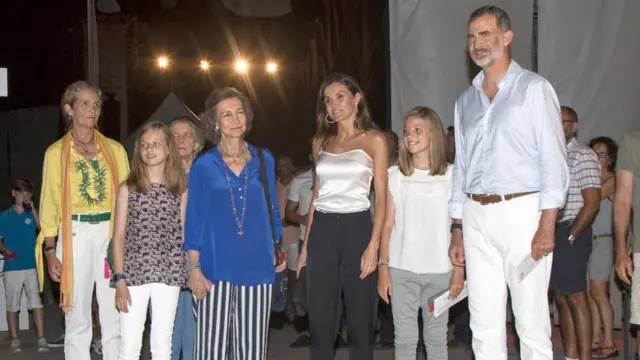 La Reina Sofía, junto con los reyes Felipe y Letizia, la infanta Elena, y las infantas Leonor y Sofía, en el verano de 2018 en Palma de Mallorca.