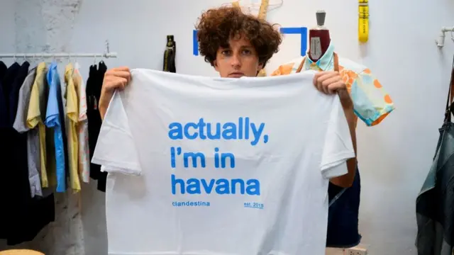 La créatrice cubaine Idania del Rio accuse le géant espagnol de la mode, Zara, d'avoir plagié certains des T-shirts de sa marque "Clandestina".