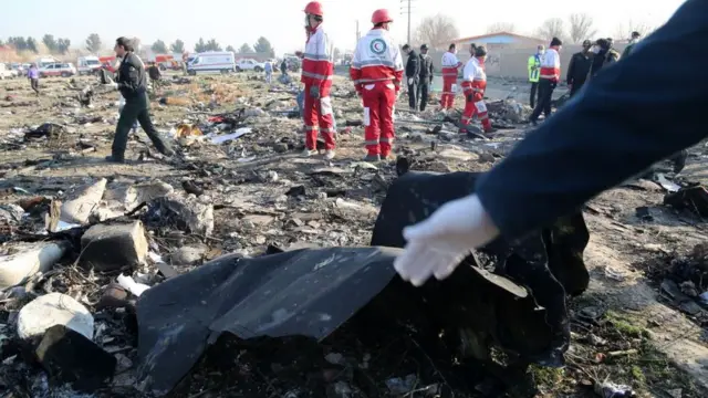 Rescue workers for di wia di Ukraine plane crash