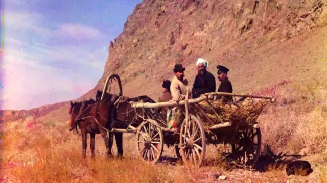 प्रोकुदिन-गोर्स्की तपकिरी रंगाच्या जॅकेट घालुन घोडागाडीतून जाताना.