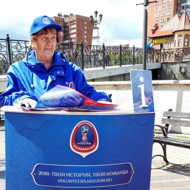 Mulher trabalha como voluntária na Copa 2018