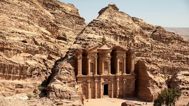 Петра, місто у скелях, надихнуло Крісті на створення пейзажів Близького Сходу, зокрема сцени для "Побачення зі смертю"