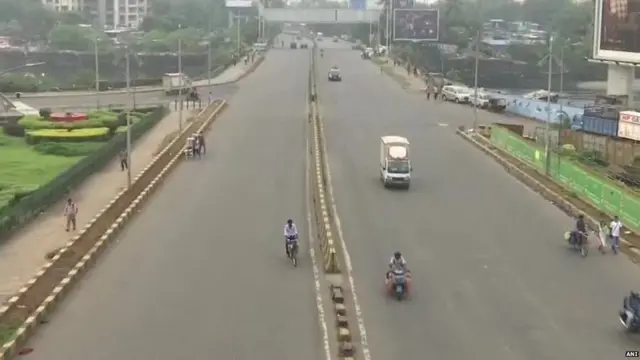 मुंबईत बंदला संमिश्र प्रतिसाद पहायला मिळाला.