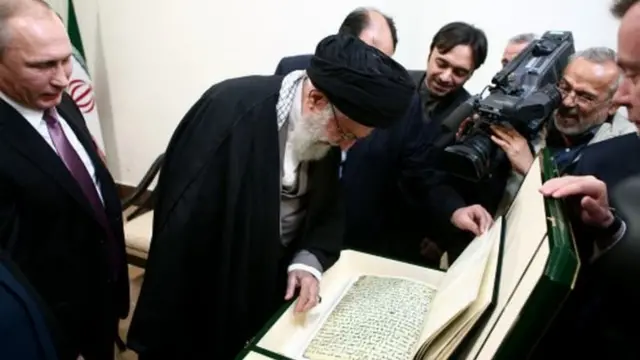 ولادیمیر پوتین چهار سال پیش در سفر به تهران کپی یک جلد قرآن خطی قدیمی به آیت الله علی خامنه ای هدیه داد