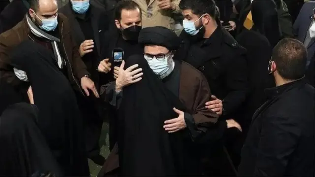 قاسم سلیمانی کے قتل کی دوسری برسی پر ایرانی میڈیا نے زینب سلیمانی کو گلے لگاتے ہوئے ہاشم صفی الدین کی تصاویر شائع کیں