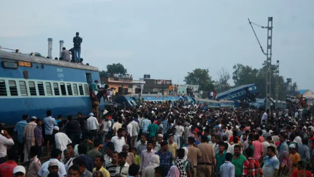 उत्तर प्रदेश के मुज़फ़्फ़रनगर में कलिंग-उत्कल एक्सप्रेस के पटरी से उतरने से हुआ भीषण हादसा