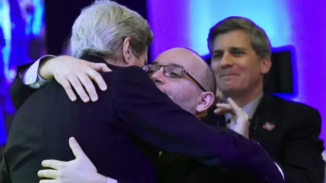 John Kerry y Jason Rezaia