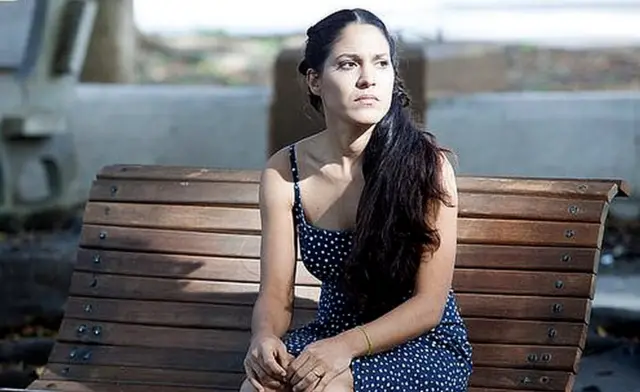 Haydée Milanés en una banca en La Habana