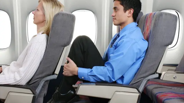 hombre sentado incómodo