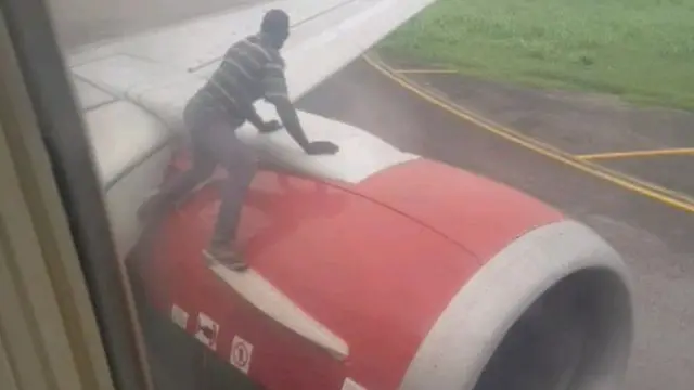 Nwoke ahụ rigoro n'elu ụgbọelu na-achọị ifepụ