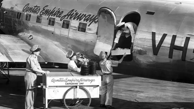 Когда-то еду к самолетам доставляли вот так