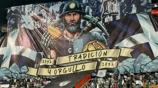 پرچم بزرگی در یک ورزشگاه فوتبال در مکزیک که یک معدنچی کورنیش را نشان میدهد که یک پیراشکی پاستی و یک کلنگ در دست دارد و در دو طرف او دو پرچم سنتپیران کورنوال دیده میشود. روی این پرچم سال ۱۲۷۱ (۱۸۹۲ میلادی)، یعنی زمان تاسیس باشگاه پاچوکا همراه عبارت «tradicion y orgullo» به چشم میخورد که به معنای «سنت و افتخار» است.