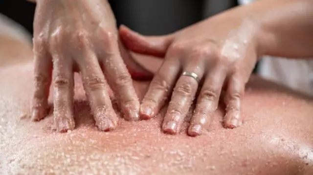 स्क्रबिंग बॅक मसाजमध्ये सैंधव मीठ नारळपाणी, बदाम किंवा इतर तेलांमध्ये मिसळून वापरलं जातं, त्यामुळे त्वचा एक्सफोलिएट होते, छिद्रं खुली होतात आणि त्वचा गुळगुळीत आणि निरोगी होते