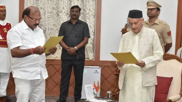 हंगामी विधानसभा अध्यक्ष कालिदास कोळंबकर यांना शपथ देताना राज्यपाल कोश्यारी