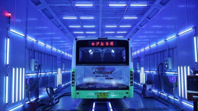 上海一辆巴士在紫外线中消毒，以防范新冠病毒。