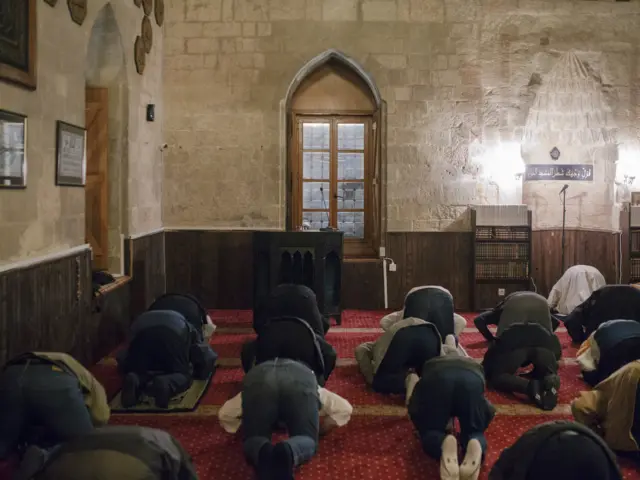 Ramazan se smatra najvažnijim i nasvetlijim mesecom za muslimanske vernike, u kome je, veruje se, počelo objavljivanje svete knjige Kurana.