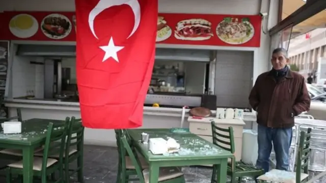 آثار التدمير في مقهى بعد تفجير إزمير الأخير