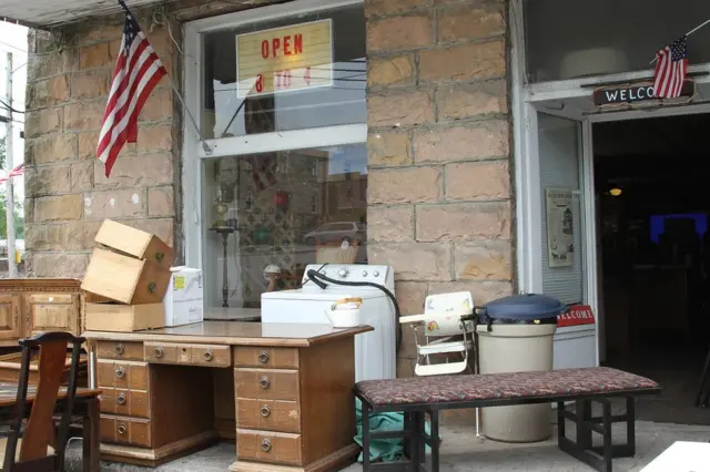 Venta de objetos de segunda mano en desorden