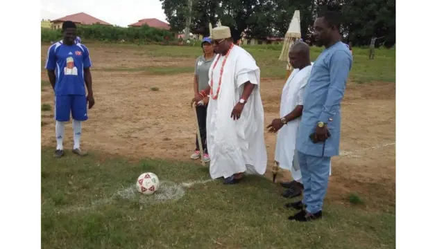 Oba Muraina n gba bọọlu