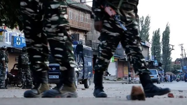 காஷ்மீர் நிலவரம்: "இந்தியா விரும்புவது மக்களை அல்ல, வெறும் நிலத்தை"