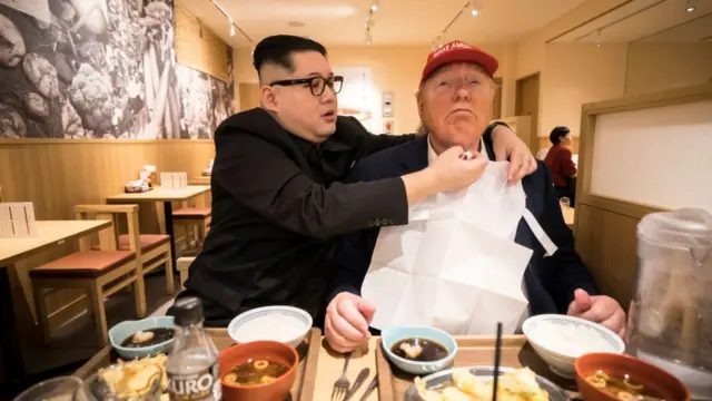 এই দুই নেতার মতো দেখতে দুই ব্যক্তি তাদেরকে ব্যাঙ্গ করছেন।