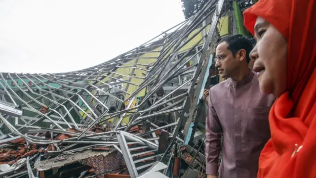 Mendikbud Nadiem Anwar Makarim meninjau SDN Cirimekar 02 Cibinong yang rusak akibat hujan badai di Cibinong, Kabupaten Bogor, Jawa Barat, Senin (06/01).