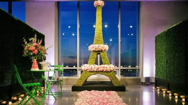 Una Torre Eiffel hecha de flores