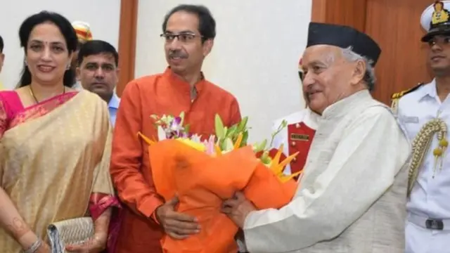 रश्मी ठाकरे अनेकदा उद्धव ठाकरेच्या शेजारी राजकीय व्यासपीठावर दिसतात.