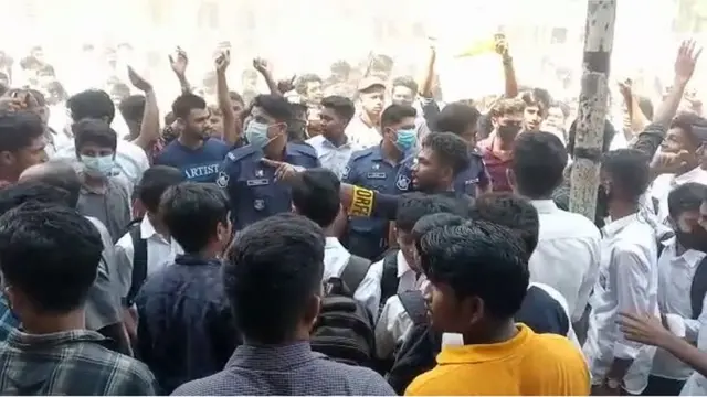 इस स्कूल में सोमवार को छात्रों ने विरोध प्रदर्शन किया, जिसमें कई बाहरी लोग भी शामिल हो गए.