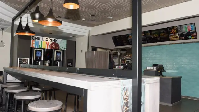 요즘 패스트푸드점의 초점은 얼마나 고객을 더 머무르게 하는 것이다