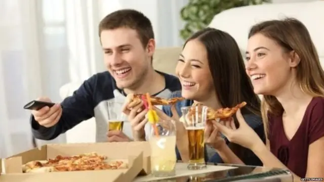 પિત્ઝા ખાઈ રહેલા લોકો