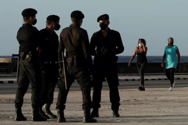 Lực lượng đặc biệt tuần tra bờ biển Malecon khi mọi người qua lại ở Havana, Cuba