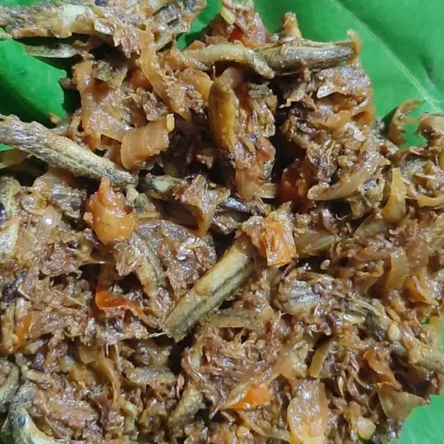 गेटु मछली के साथ जिरहुल फूल