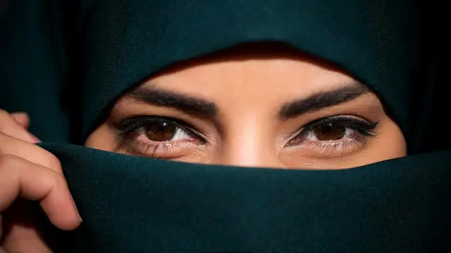 Во время опроса представители различных культур сочли людей с улыбающимися лицами более заслуживающими доверия