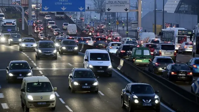 Рух транспорту в місті